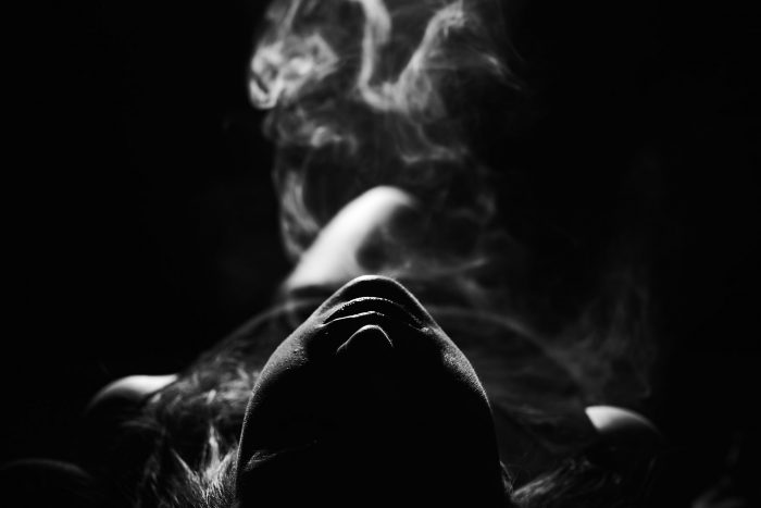 Фото в стиле Ноар с дымом
